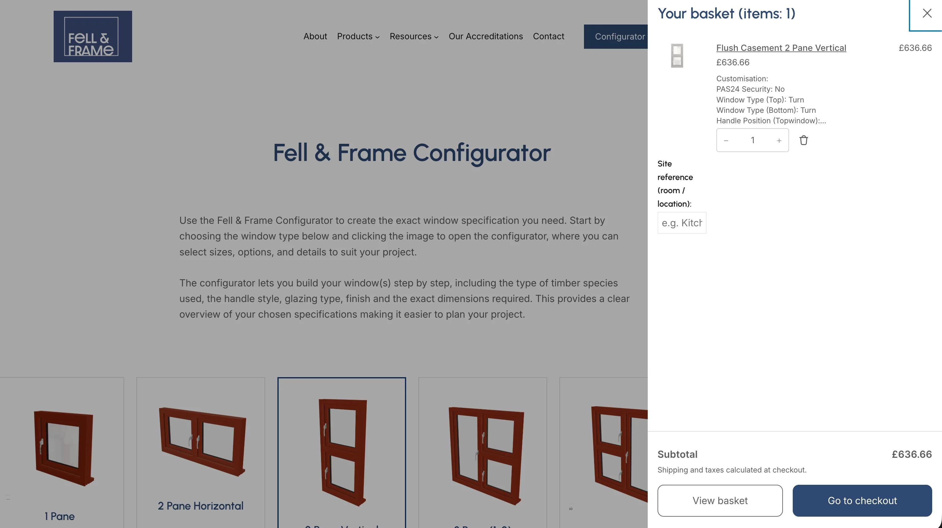 Fell & Frames åpne handlekurvpanel over konfiguratorsiden: ett Flush Casement 2 Pane Vertical til £636.66, med oppført tilpasning (PAS24 Security: No, Window Type (Top): Turn, Window Type (Bottom): Turn, Handle Position (Topwindow) og mer), en mengdevelger, et felt for prosjektreferanse (rom / plassering), delsummen og knappene View basket og Go to checkout